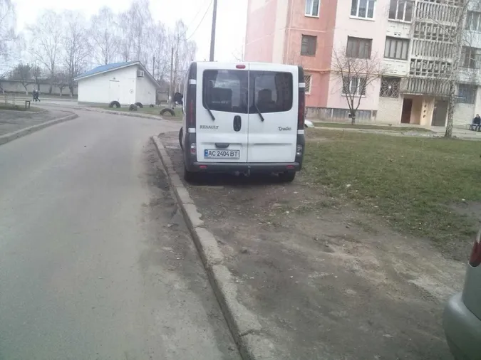Луцькі муніципали «полюють»  на порушників правил паркування (фото)
