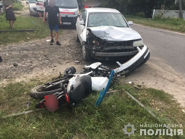 Виїхав на «зустрічку»: на Волині 15-річний мотоцикліст протаранив легковик (фото)