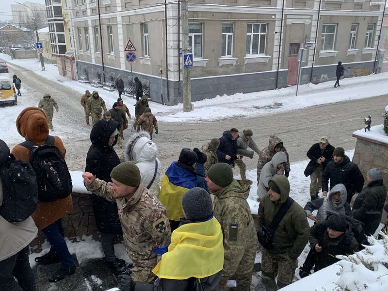 Активісти й військові прийшли під Луцькраду та вимагають у влади виділити більше коштів на воїнів (фото)