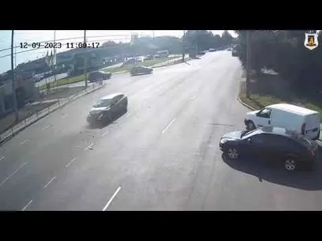 Розтрощив собі «передок»: у Луцьку Renault влетів у Volvo (відео)