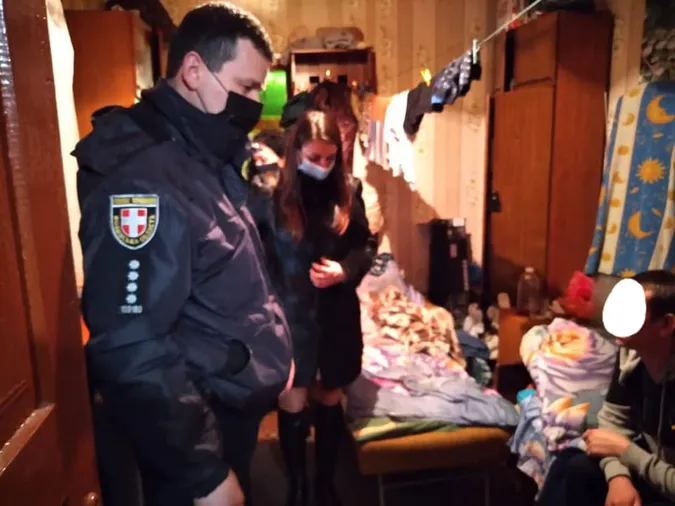 На Волині мати на добу залишили трьох малолітніх дітей