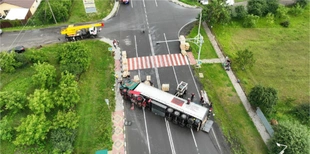 Біля Луцька підняли вантажівку, яка перекинулася, і помили дорогу (відео)