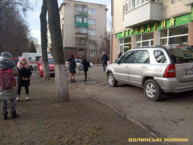 У Луцьку біля бібліотеки для дітей автомобіль збив дівчину (фото)