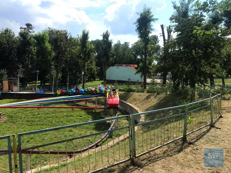 У Нововолинську в парку спалили батут і зламали паркан (фото, відео)