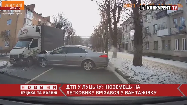 У Луцьку через неуважність водія сталася ДТП (відео)