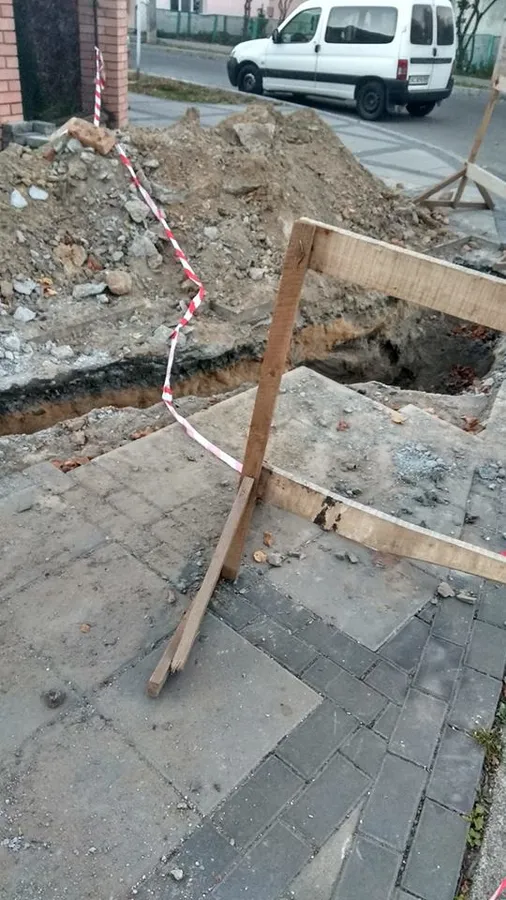 У центрі Луцька зірвали нову бруківку (фотофакт) 