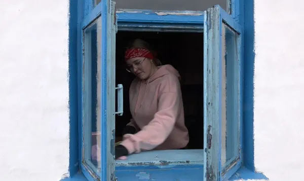 Катерина Томчук миє вікна