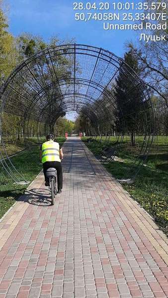 Муніципали сіли на велосипеди, щоб у парках Луцька пильнувати порушників (ФОТО)