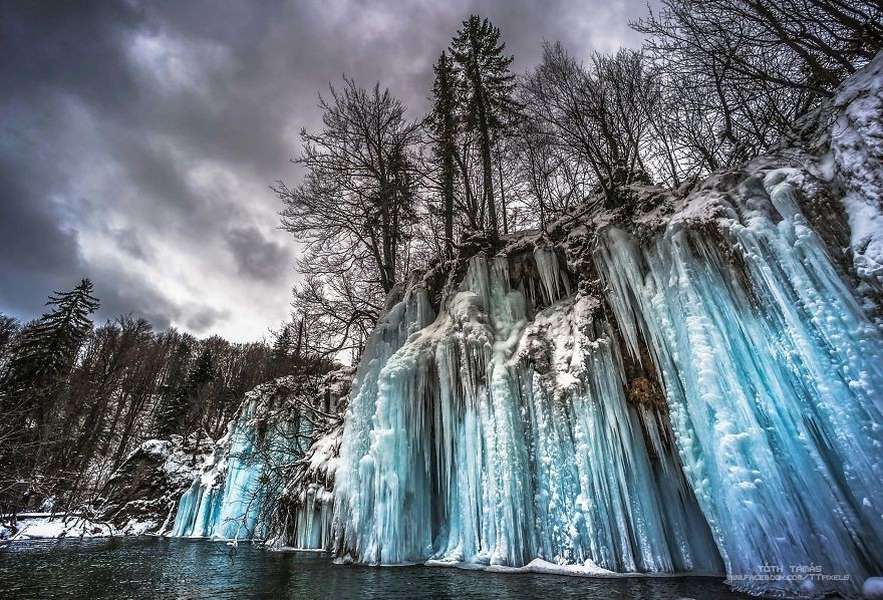 Фотограф показав неймовірні світлини замерзлих водоспадів