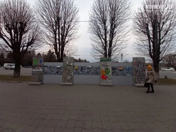 У Луцьку під історичним факультетом звели «берлінську стіну» (фото)