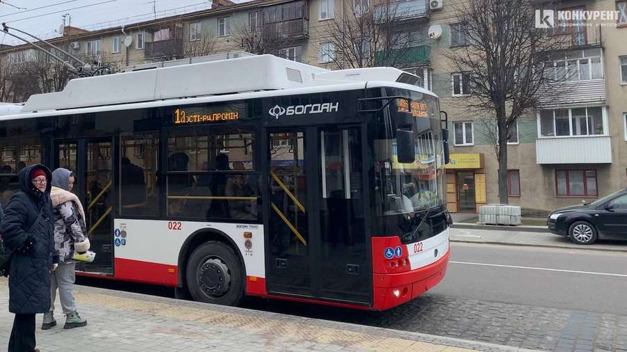 Тролейбус нового зразка><span class=