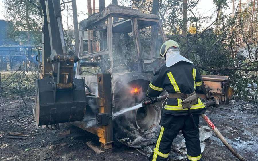 Атака на Київщину: на підприємстві спалахнула пожежа (фото)