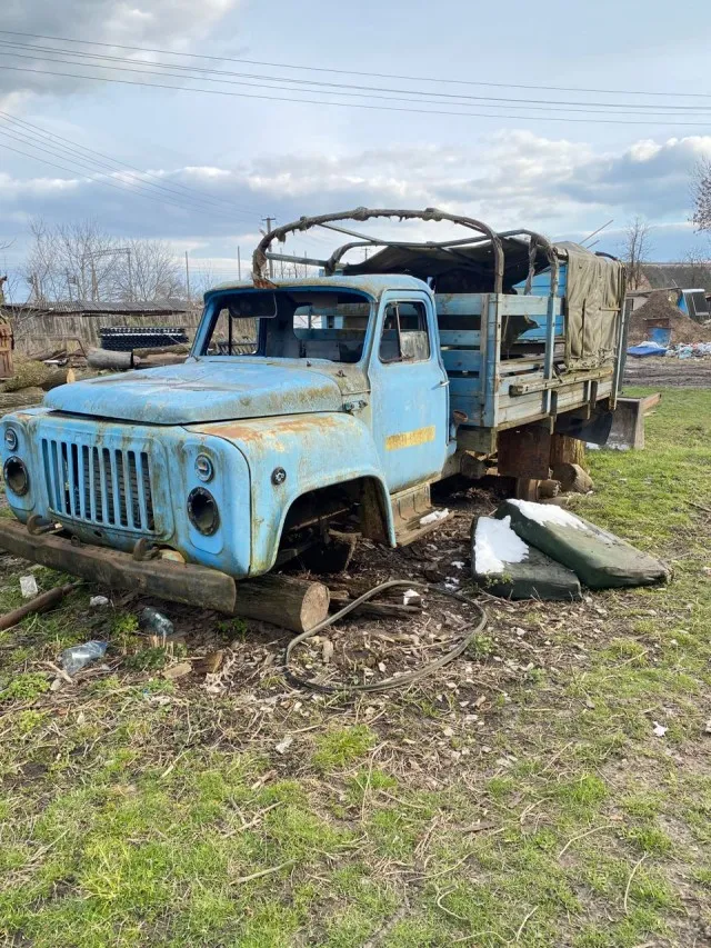 На Волині міськрада хоче продати на Prozorro ГАЗ без вікон і коліс (фото)