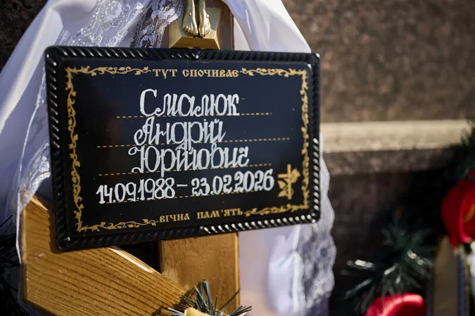 Луцьк у скорботі: в останню дорогу провели захисників Андрія Міщука та Андрія Смалюка