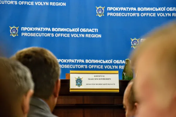 Табличка на столі одразу ж розвіює усі припущення навколо персони нового прокурора області