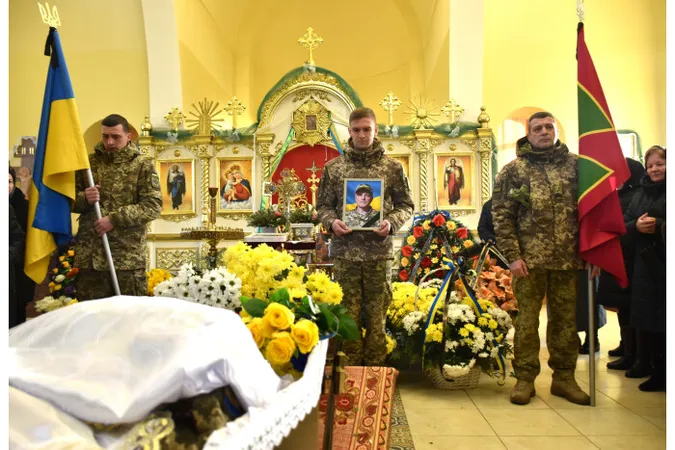 У Луцьку попрощалися із загиблим на Харківщині прикордонником Тарасом Горобцем (фото)
