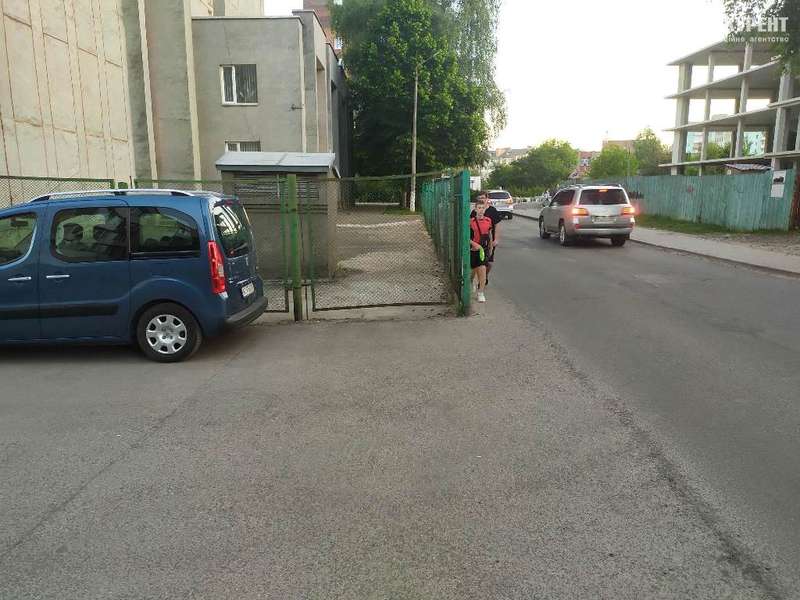 У Луцьку просять зробити тротуар біля Держархіву (фото)