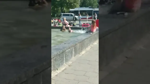 Що можуть підчепити діти, купаючись у луцьких фонтанах