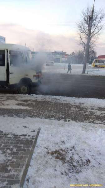 У Луцьку загорілася маршрутка, яка перевозила людей (фото)