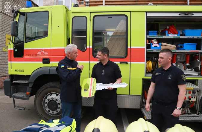 Волонтер із Швейцарії передав луцьким рятувальникам пожежну автоцистерну (фото)