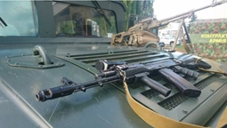 Автомобіль і автомати: в центрі Луцька військові показують озброєння (фото)