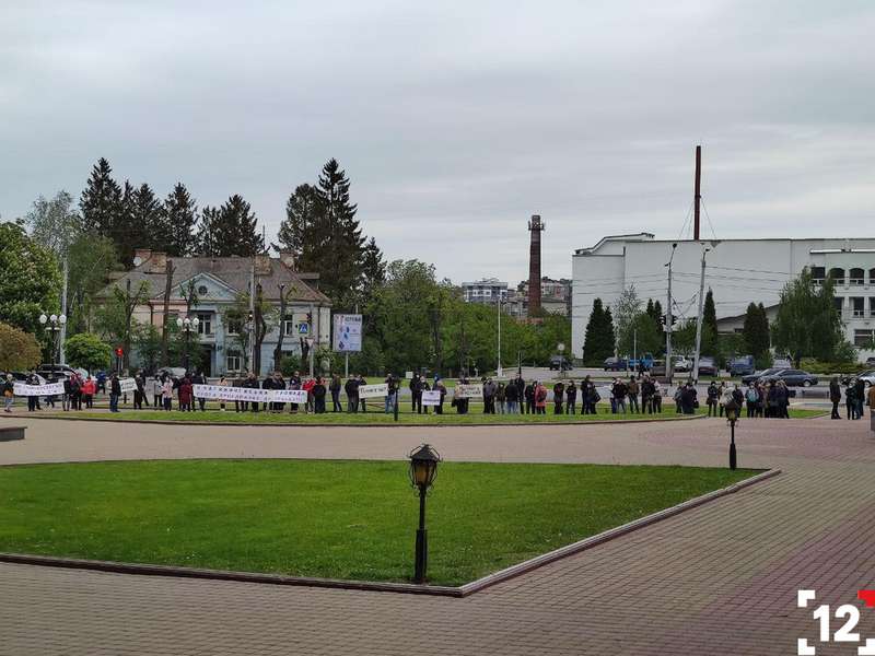 Під Волинською ОДА – мітинг: громади проти приєднання до Луцька