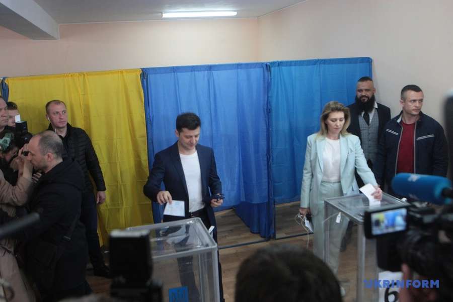 З дружинами та вірою в перемогу України: як голосували кандидати в президенти (фото)