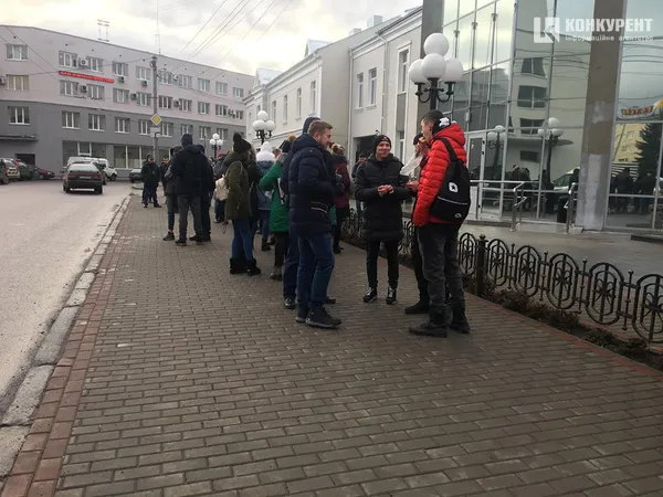 У центрі Луцька студенти вимагають пільговий проїзд (фото, оновлено)