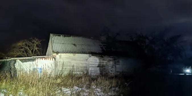 Хотіли помститися: на Волині два молодики підпалили сусідці хату (фото)