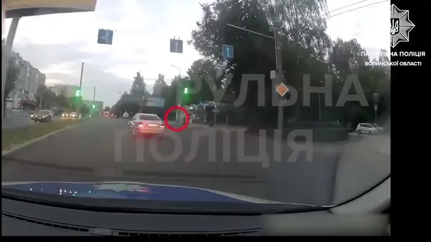 У Луцьку «безсмертний» пішохід «нарвався» на патрульних (відео)