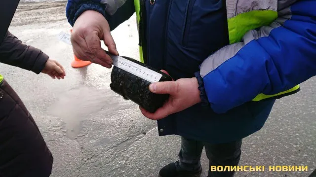 У Луцьку провели експериментальне «латання» доріг в мороз (фото)