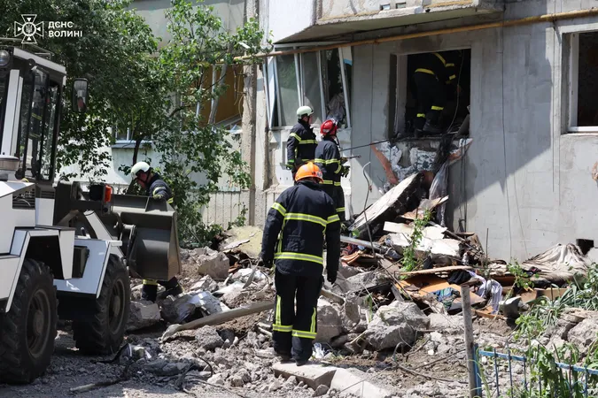 З-під завалів зруйнованого будинку у Луцьку дістають тіло людини (фото)