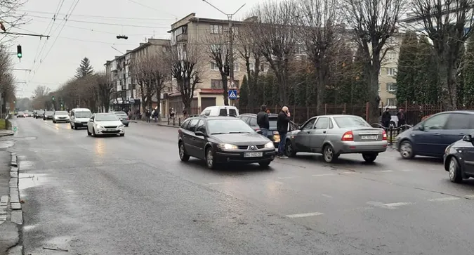 У Луцьку на проспекті Перемоги зіткнулися два легковики