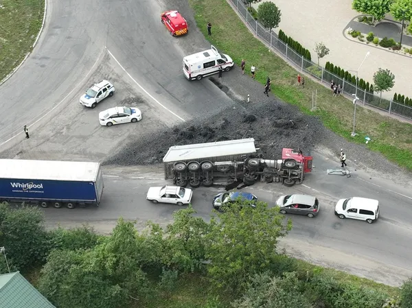 Водій фури не впорався з керуванням: деталі аварії у Луцьку (фото)