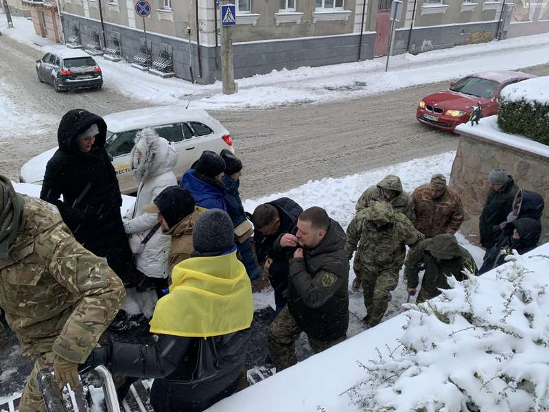 Активісти й військові прийшли під Луцькраду та вимагають у влади виділити більше коштів на воїнів (фото)