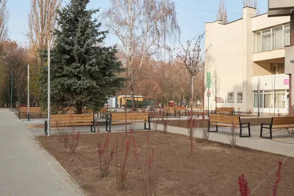Ще тиждень: у Луцьку завершують облаштування площі перед РАЦСом (фото, відео)