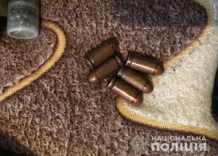 У квартирі лучанина знайшли наркотики та зброю з боєприпасами (фото)