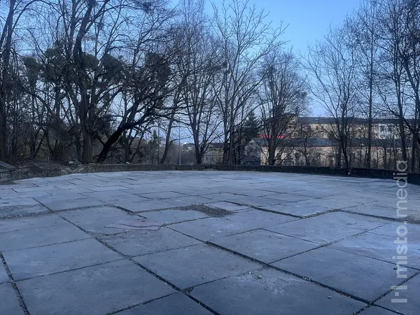 У Луцьку біля Палацу учнівської молоді переклали плити (фото)