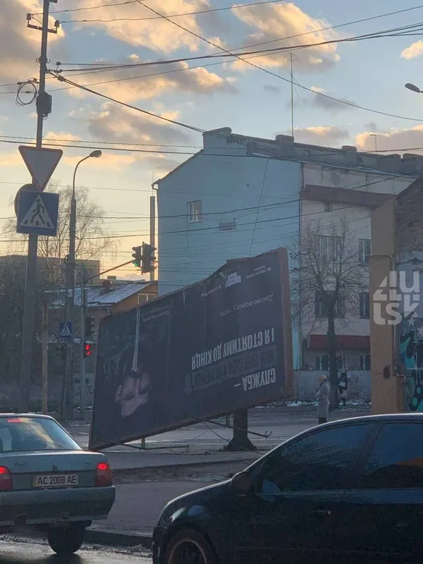 Повідомили деталі падіння білборда у Луцьку (фото, відео)