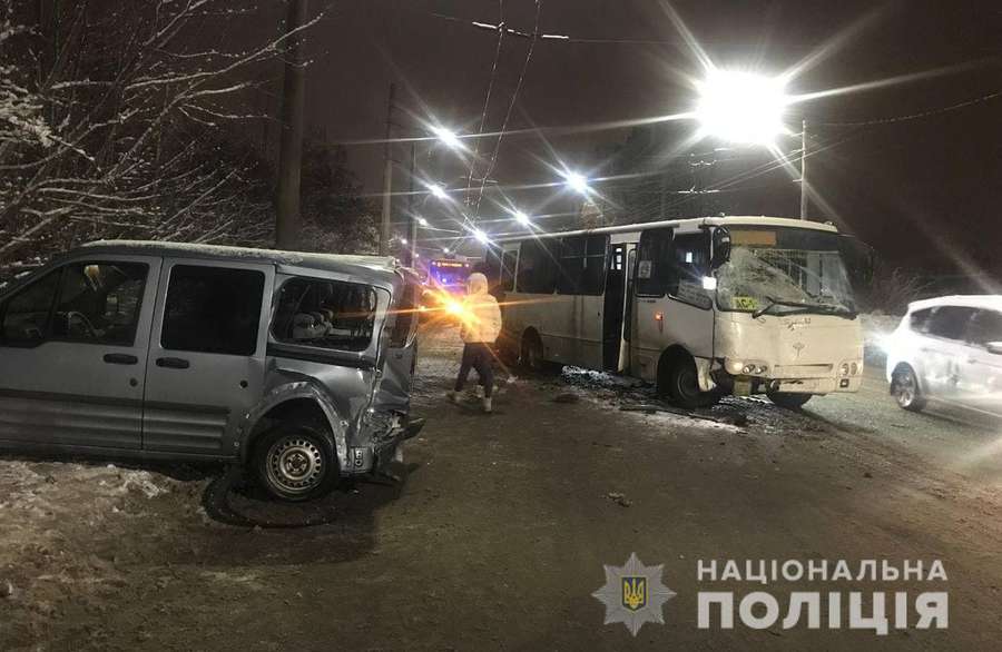 Є постраждалі: деталі ДТП у Луцьку з маршруткою та «фордом» (фото, відео)