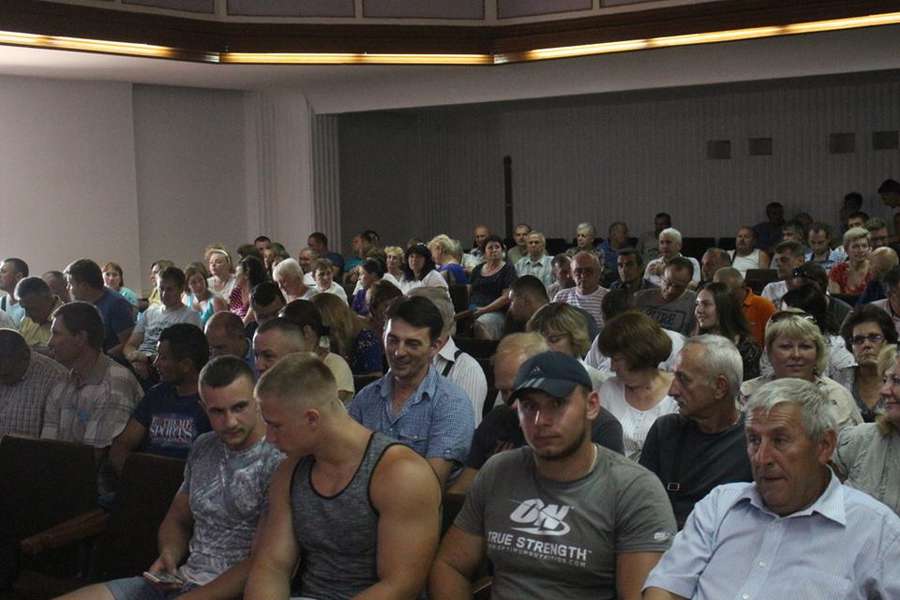 Зал будинку культури на Вересневому був переповнений не байдужими до проблеми громадянами міста