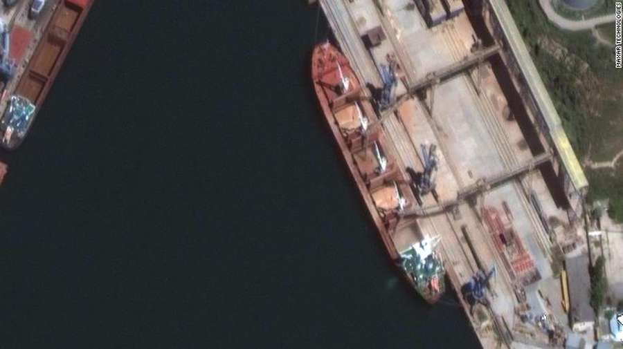 Росія вантажить українське зерно на кораблі в Криму (фото)