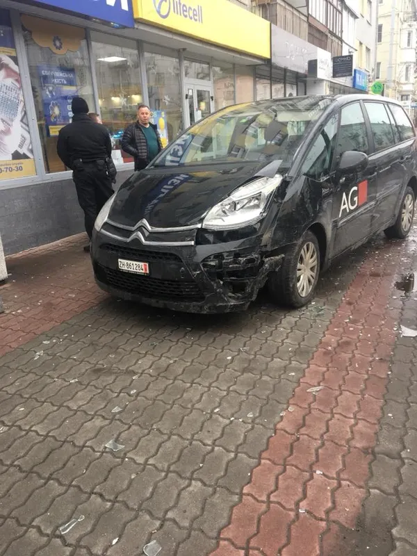 У Луцьку п'яний водій на «євробляхах» зніс рекламну конструкцію (фото)