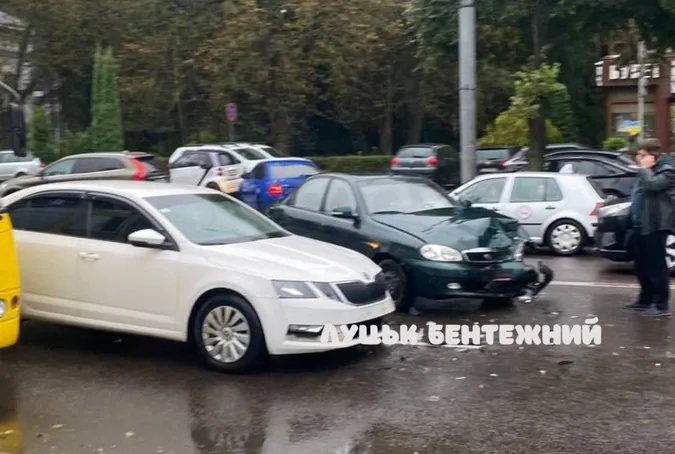 Розтрощило «передок»: у Луцьку біля «Променя» аварія з двома легковиками (відео)