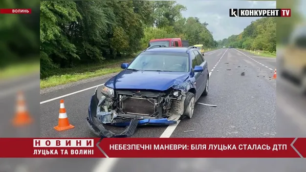 Небезпечний обгін: біля Луцька водій Porsche «влупив» автомобіль Mazda (фото, відео)