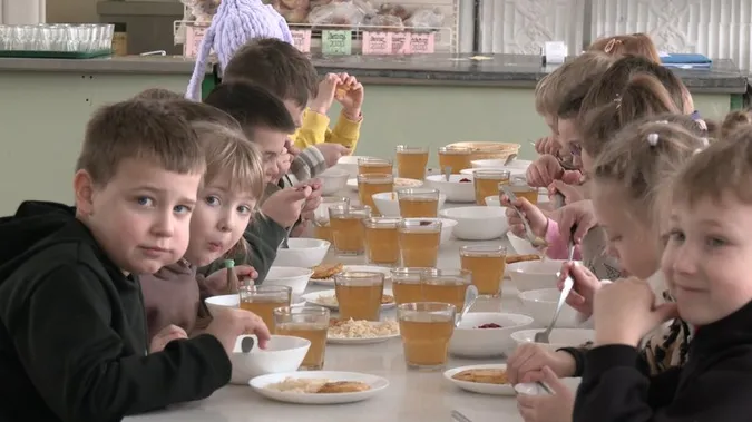 Все устаткування – на електриці: як під час відключень світла готують сніданки та обіди у школах Луцька