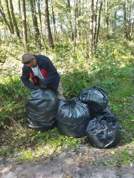 На Шацьких озерах після відпочивальників зібрали 100 мішків сміття (фото)
