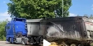 Причіп – вщент: у Луцькому районі посеред дороги загорілась вантажівка (відео)