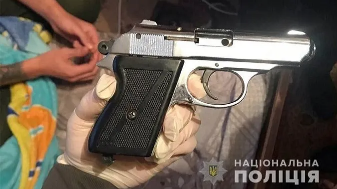 У Хмельницькому стріляли в перехожих з вікна багатоповерхівки