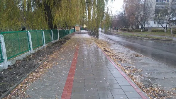 Нова бруківка на тротуарах  Луцька кришиться під ногами (фото)